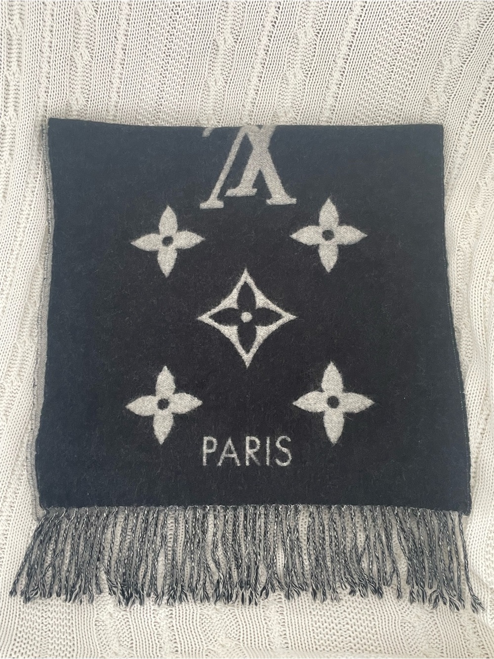 Louis Vuitton Black and Gray
Monogram Fringe Scarf 100% Cashmere